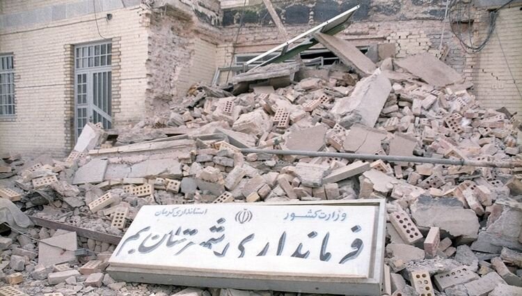 زلزله 5 دی بم ، ساختمان فرمانداری بم را بطور کامل ویران کرد ، این تصویر بصورت نمادین میزان خسارات و ویرانی حاصل از این زلزله را نشان می دهد.